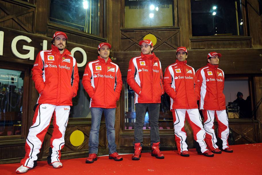 Nel 2011 Jules Bianchi (in mezzo) partecipa a un evento Ferrari assieme agli altri piloti di Maranello: Fernando Alonso, Felipe Massa, Marc Gen e Giancarlo Fisichella. Ansa